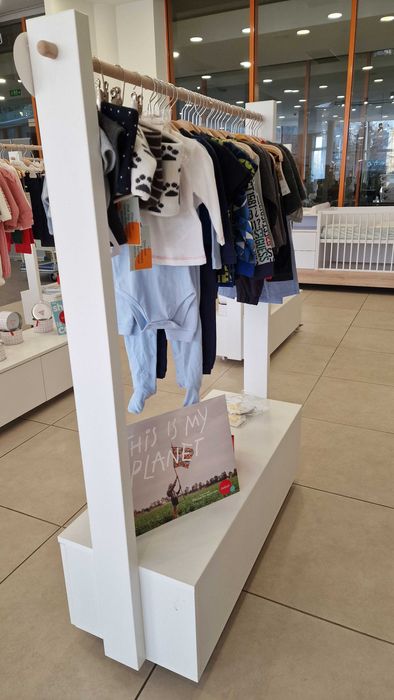 Търговско оборудване в много добро състояние за магазин за дрехи