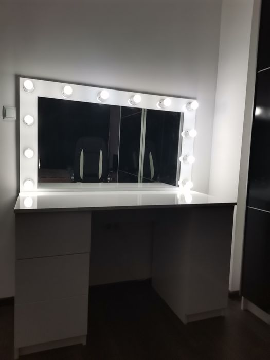 Огледало с осветление тип Hollywood – стил, светлина и лукс