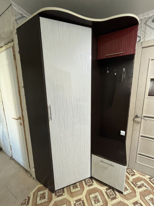Продам прихожую, шкаф для одежды.