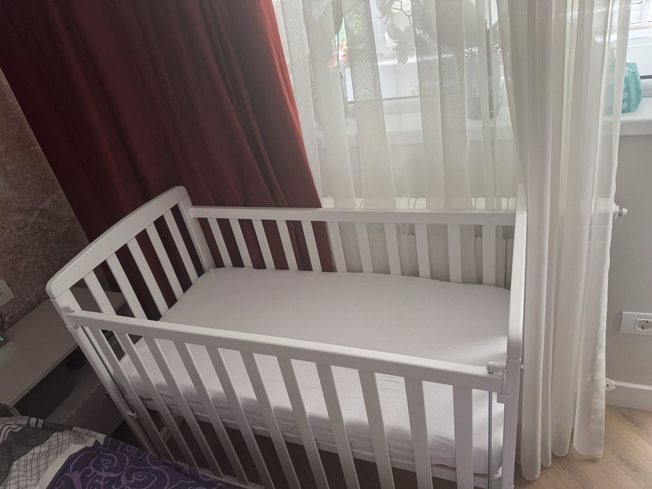 Patut bebe 100x50 cm cu saltea si carusel incluse