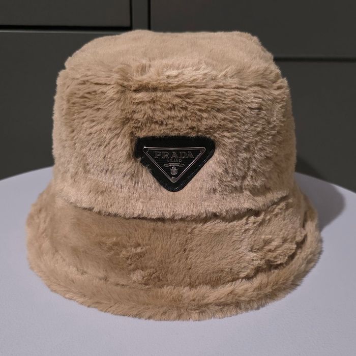 Пухена зимна шапка тип идиотка