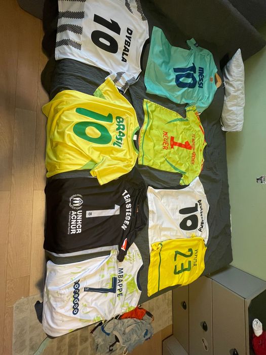 Tricouri de fotbal diverse
