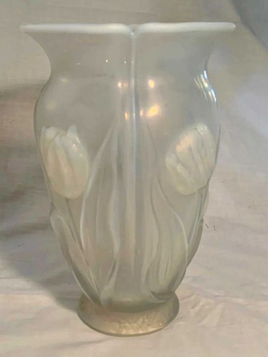 Ваза Barolac "Тюльпаны" из опалесцентного стекла