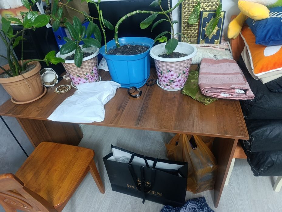 Шкаф и стол почти новый