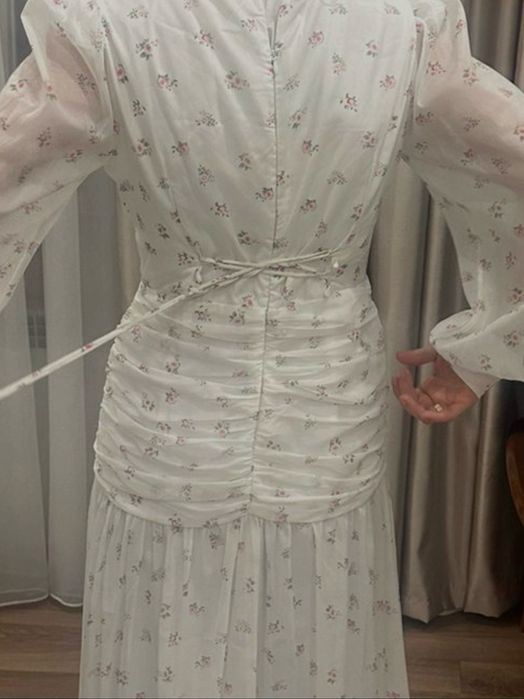 Белое платье с розовыми принтами