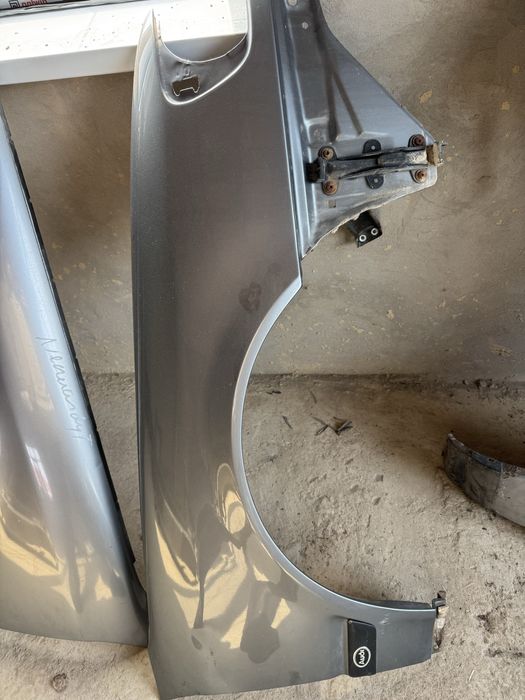 Продам на 100 с4 передний крылия