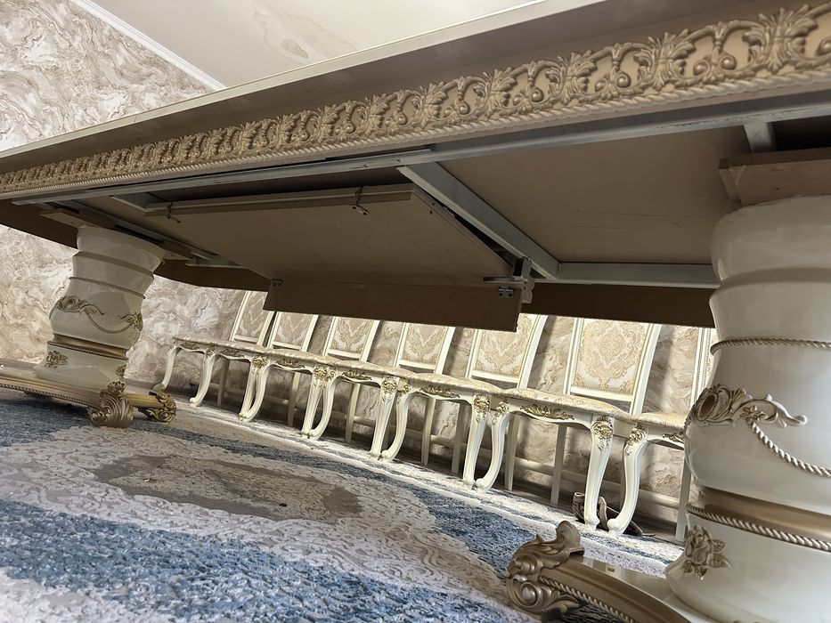 Стол со стульями гостинный