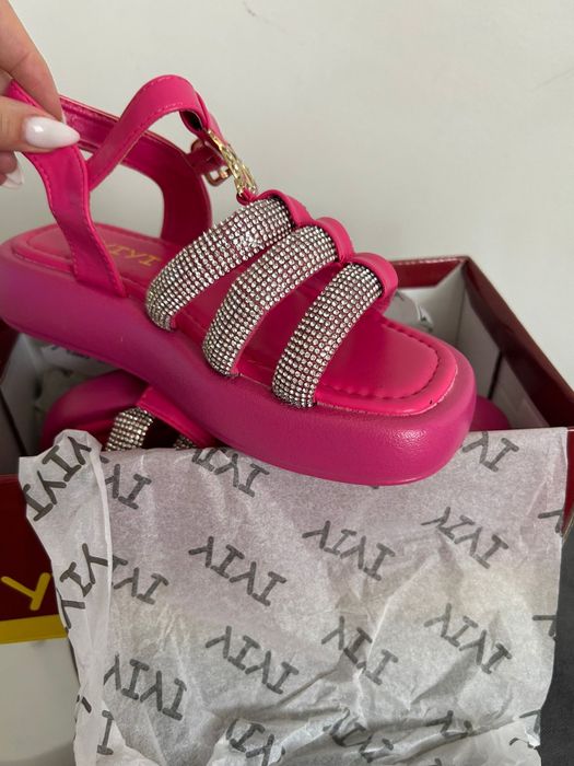 Vând sandale de dama