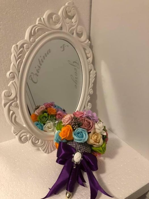 Oglinda mireasa ovala cu rama alba din material lemnos