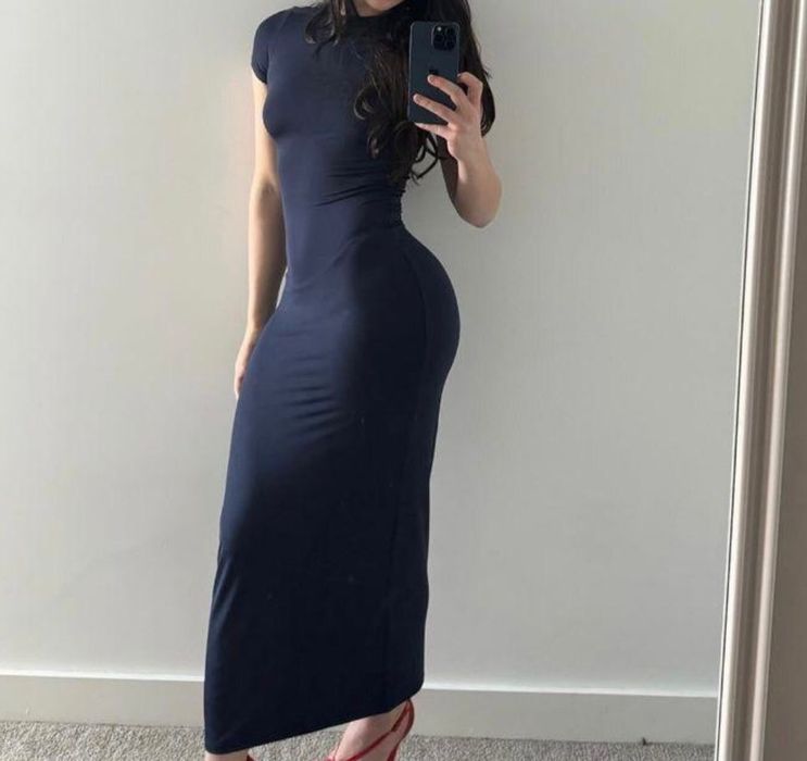 Продам новое темно синее платье