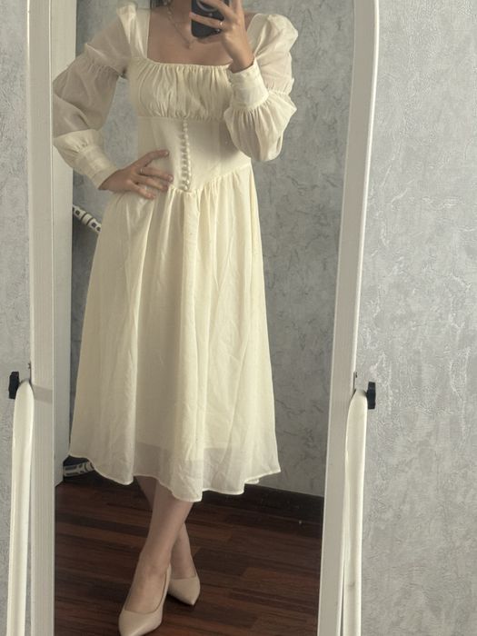 Нежное молочное платье