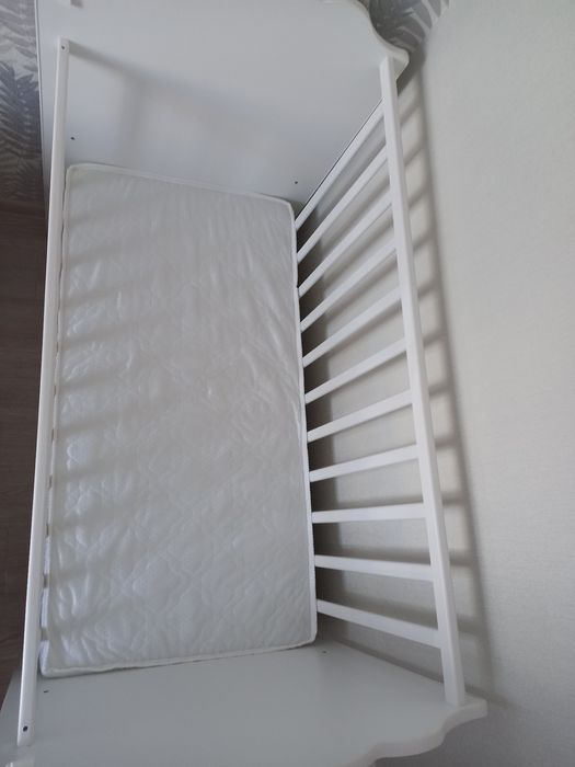 Кроватка новая белая.