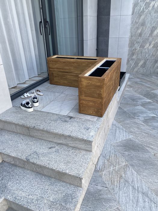 Элитные кашпо из натуральной древесины (клумбы из массива дерева)