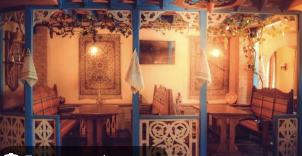 Столы с диванами