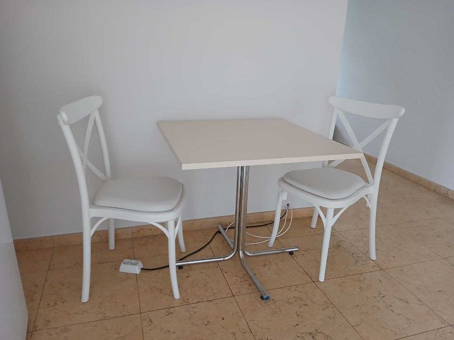 Малка трапезна маса + 2 стола