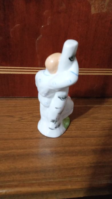 Продам фарфоровую фигурку
