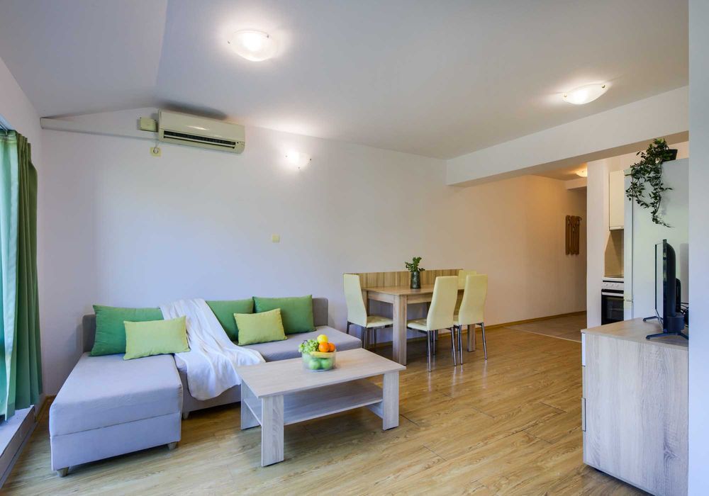 Голям тристаен с две бани до Марината, с басейн и паркинг