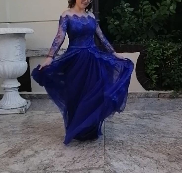 Rochie elegantă de ocazie, albastru regal, cu croi tip prințesă, ideală pentru bal, banchet, nuntă și alte evenimente speciale, cu un croi din dantelă