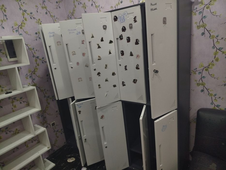 Продам шкафы для офиса раздевалки