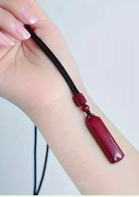 Колие с висулка червен цинобърът (цинабарит).