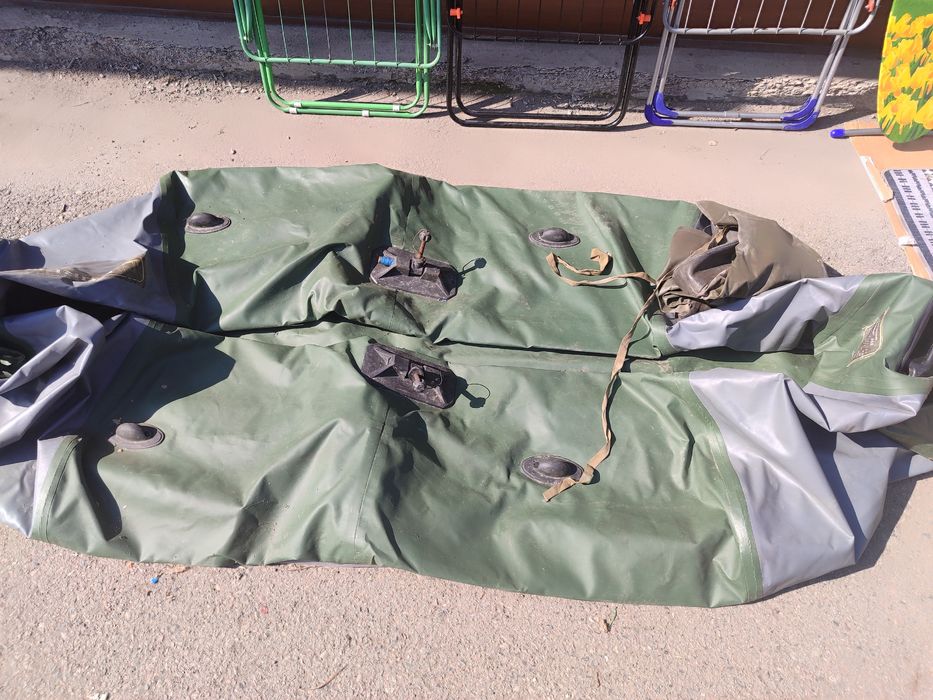 Лодку резиновую продам.