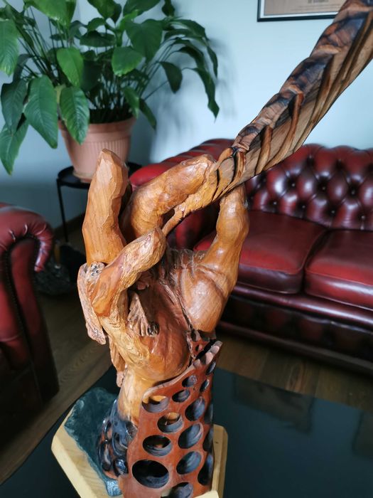 ,, Inspirația" sculptură în lemn. Artist contemporan