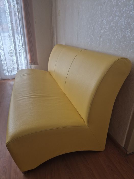 Малък  компактен  диван - мека мебел