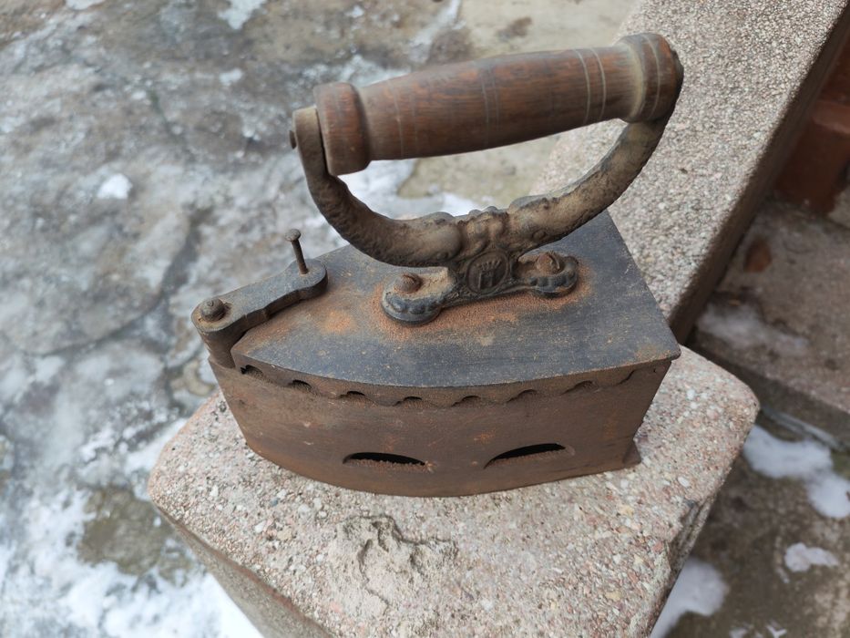 Fier de călcat vechi