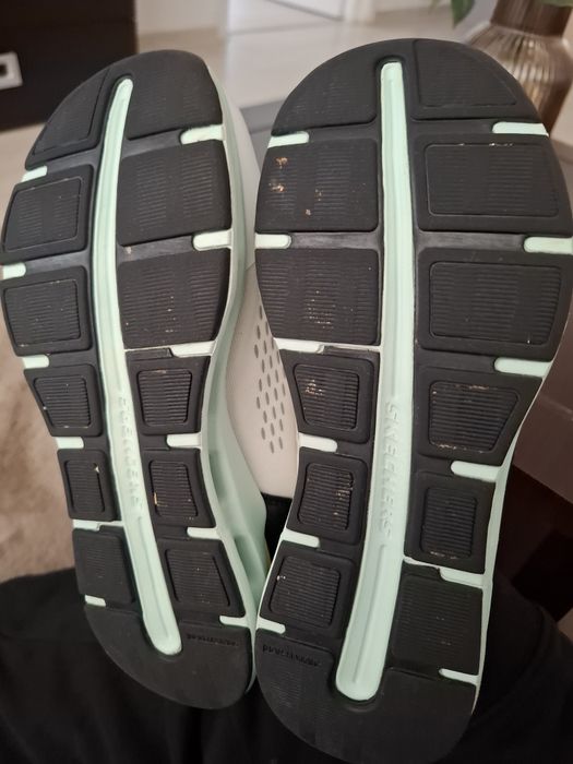 Vând Skechers 34