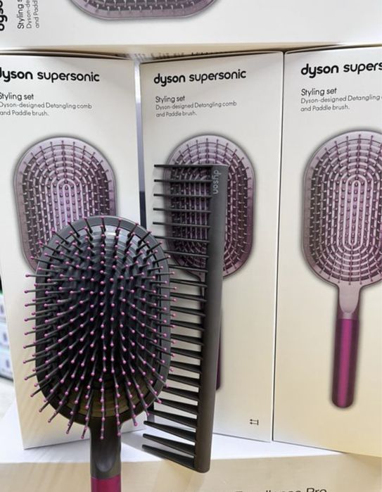 Фирменный пакет и расчески DYSON