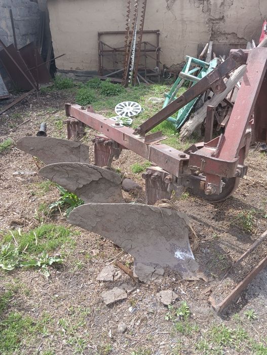 Продам трактор с плугом и косилкой