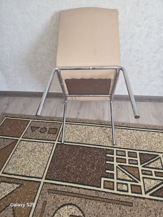Стулья качественные крепкие.