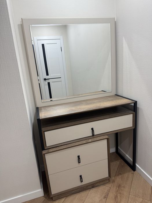 Продам туалетный столик