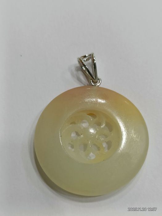 Vind medalion din jad cu aur 14k