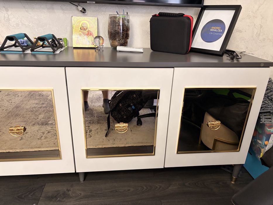 Vând comodă TV, dimensiuni generoase 200 x 45 x 80 cm (L x A x H), design modern-elegant, potrivită pentru living spațios.