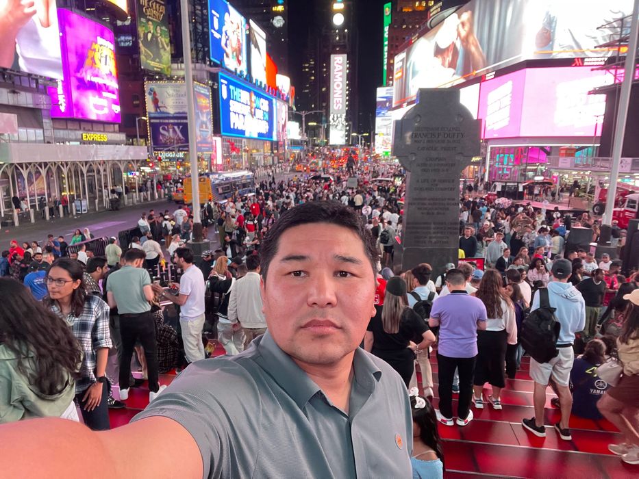 Ведущий Шоумен Певец