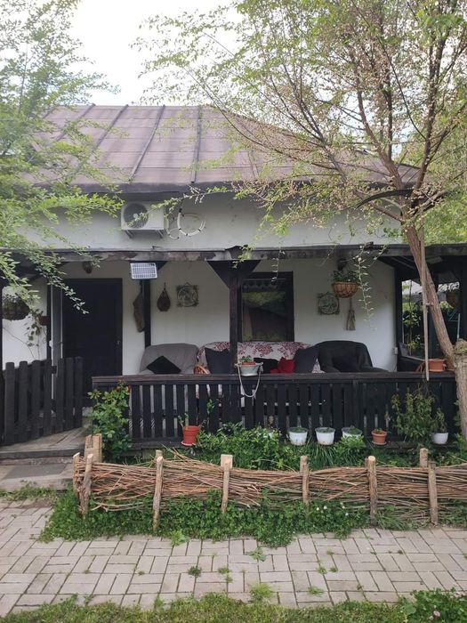 Vând casă (casă de vacanță, turism) la jumătatea distanței dintre Rm Valcea și Călimănești, pe malul Oltului.