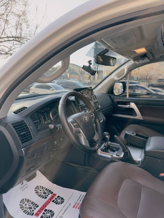 Toyota Land Cruiser 200, 2019 г. — 84 000 км—Белый — 4.0 V6 — бак 150л