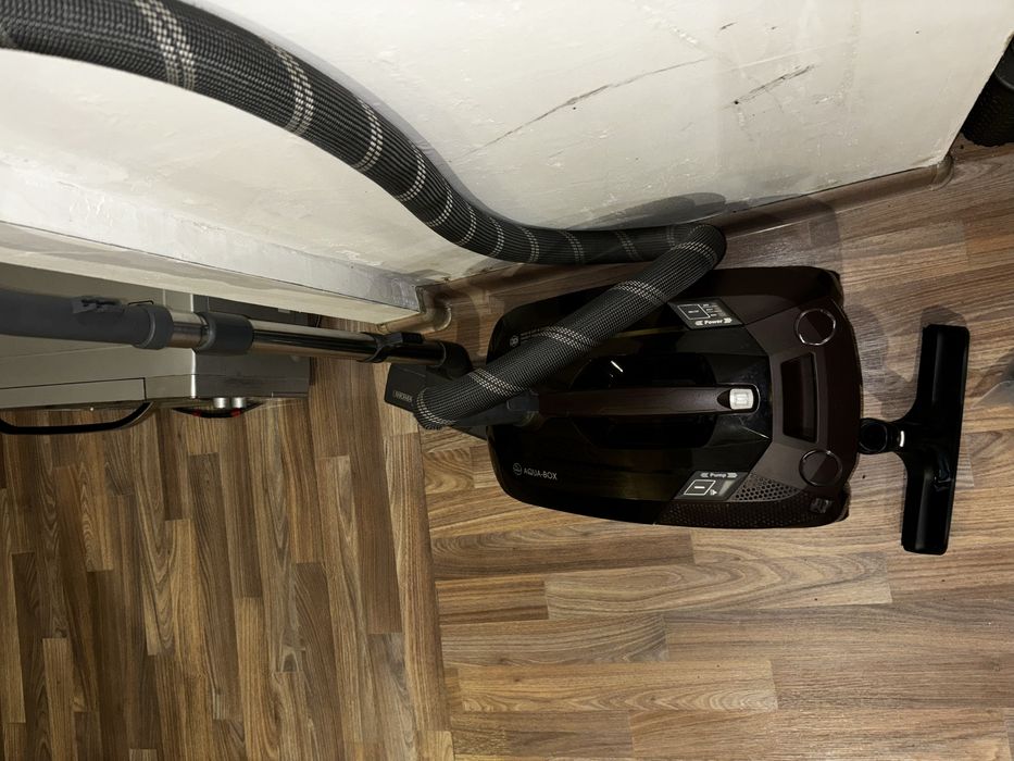 Пылесос(моет пол и ковры)