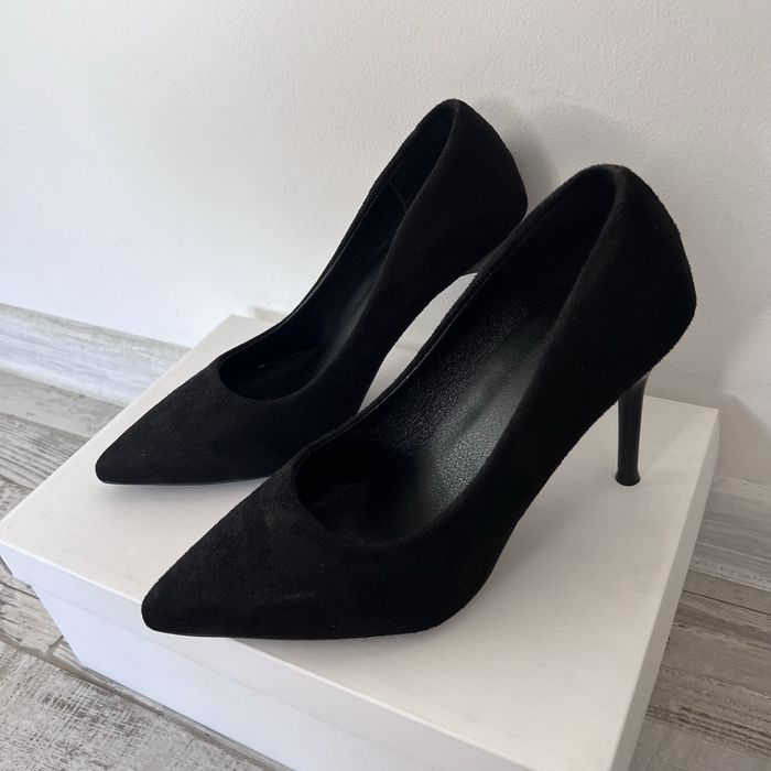 Дамски елегантни черни обувки на ток 35 номер