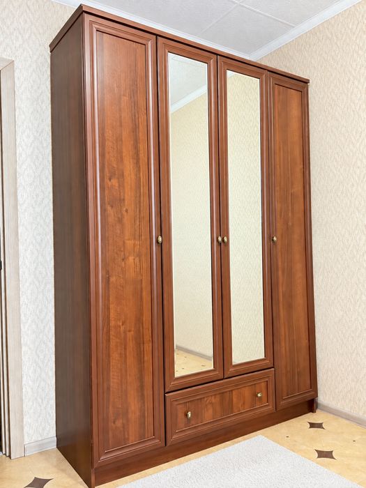 Продам 4 х дверный  шкаф