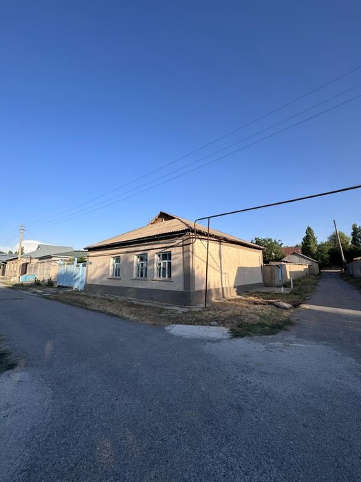 Үй сатылады. Орта жағдайда.