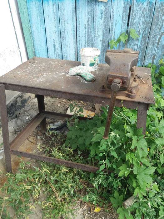 слесарный стол с тисами