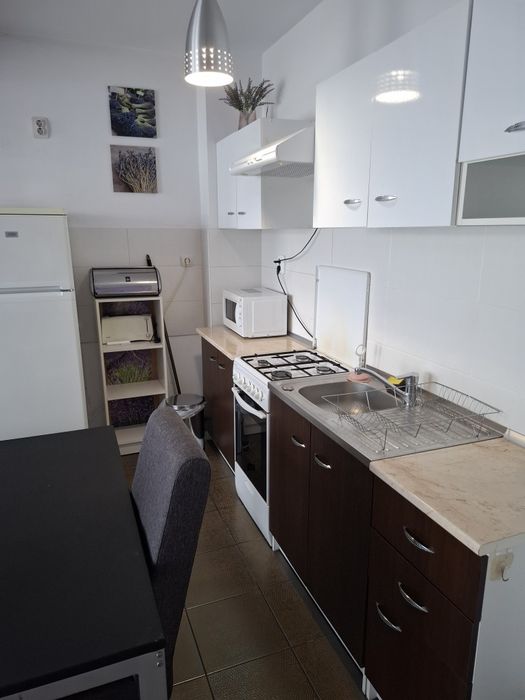 Închiriez studio