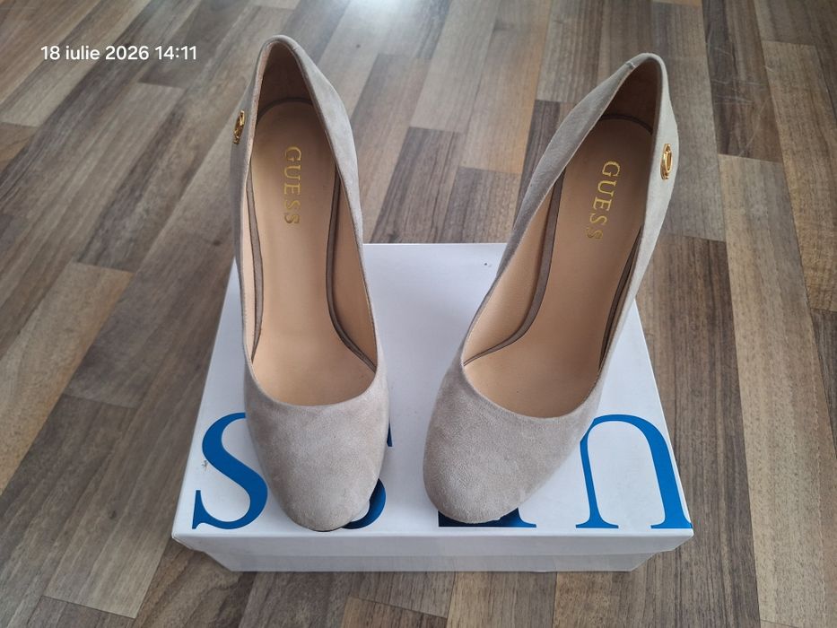 Pantofi Guess din piele intorarsa