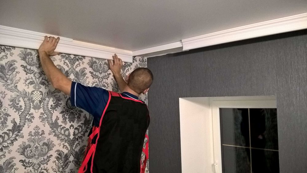 Профессиональная поклейка полиуретановых тяг.