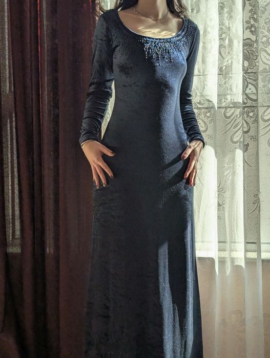 Официалната тъмно синя рокля с мъниста