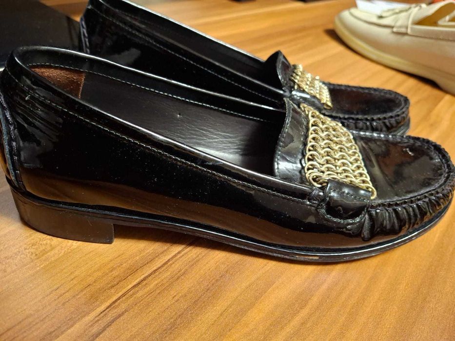 Mocasini Stuart Weitzman din Piele Lăcuită Neagra cu Lanț - 36