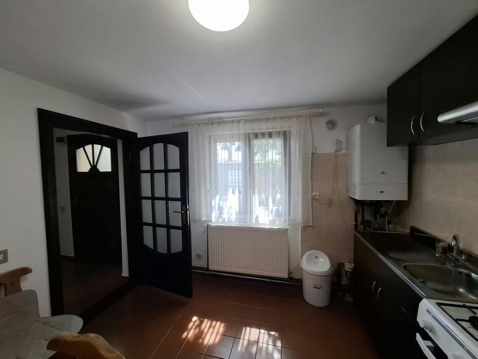 Închiriez garsonieră modernă și spațioasă la curte