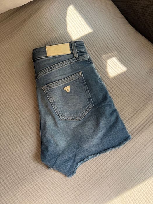 Оригинални дамски дънкови къси панталони Guess, размер UK 27 / EUR 40 (M)